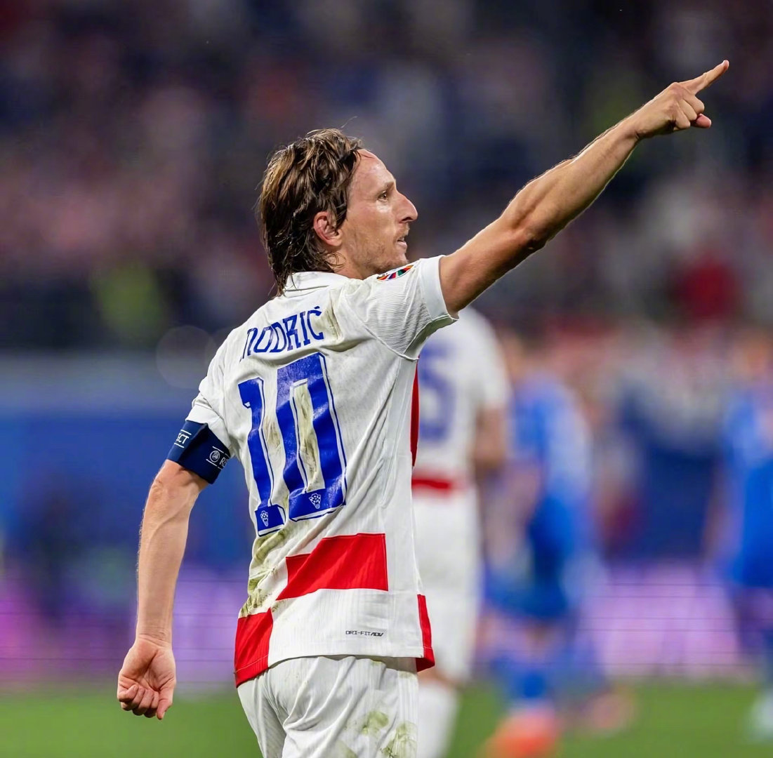 米切尔半场投篮12中7，三分5中3得到22分1板1助1断